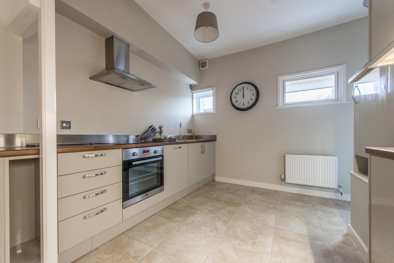 Central Windsor Apartment Facing The Castle Esterno foto