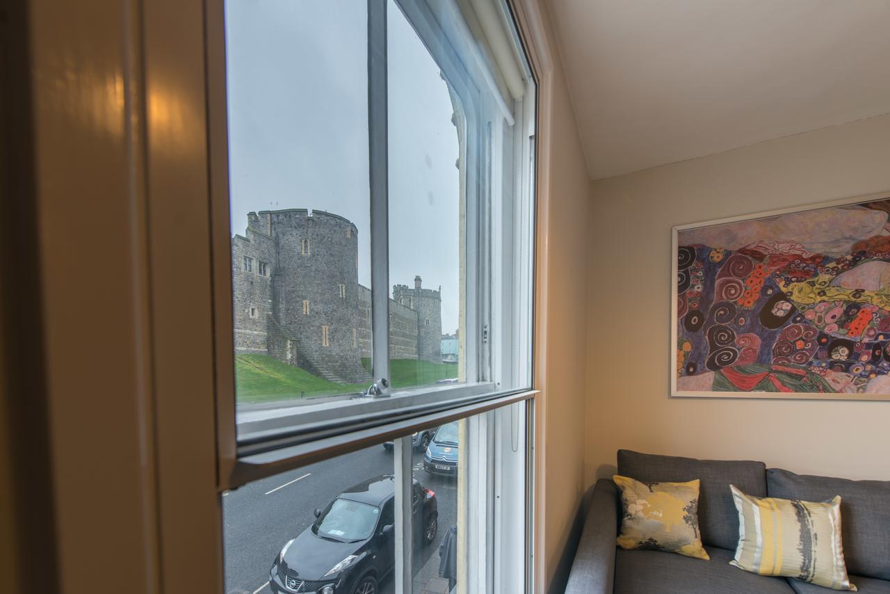 Central Windsor Apartment Facing The Castle Esterno foto